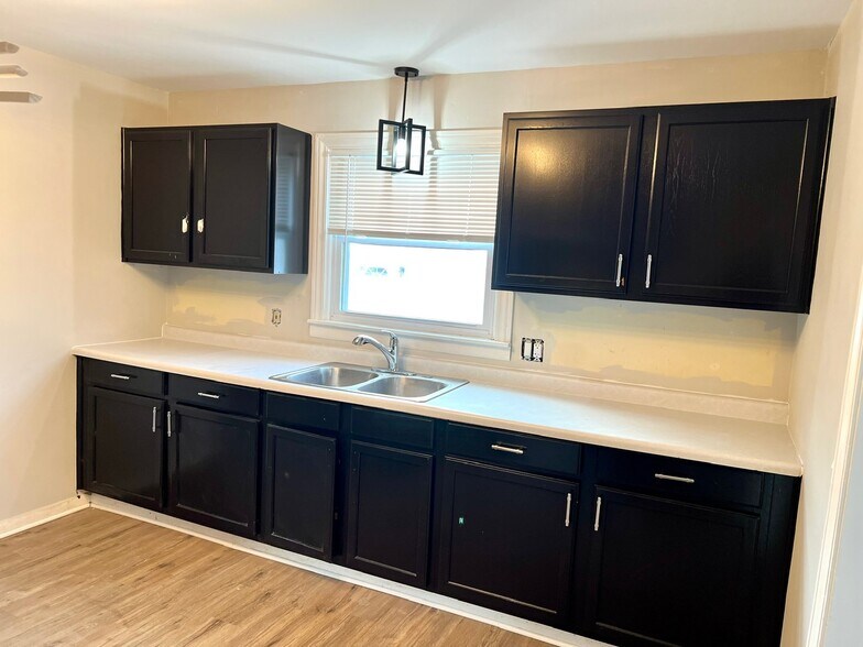 Kitchen - 620 N State St