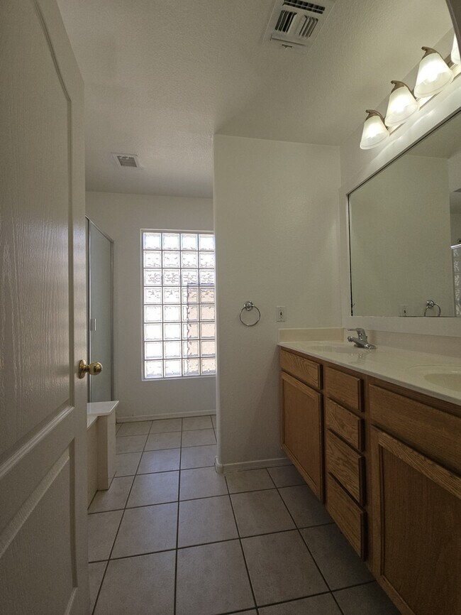 Building Photo - Charming 3-Bedroom Home for Rent in East M...