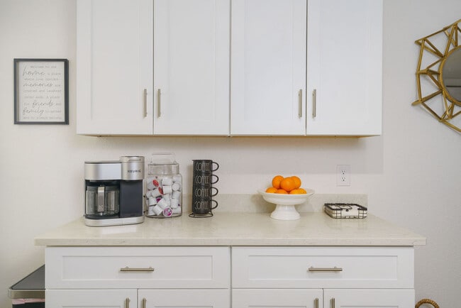 Building Photo - Lilac Retreat - Unit C