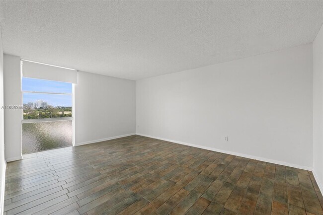 Building Photo - 2350 NE 135th St