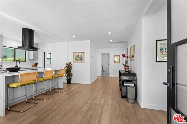 Building Photo - 459 Kings Rd