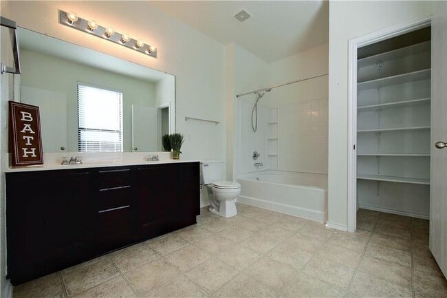 Building Photo - 2204 Old Sterling Rd