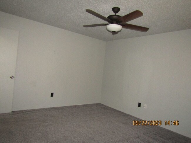Building Photo - Very nice spacious home located in the Eis...