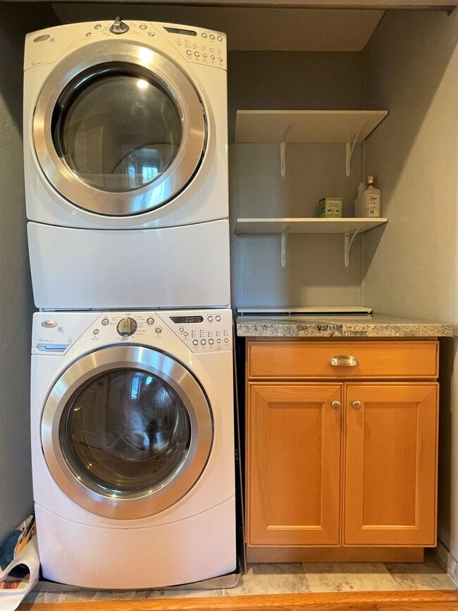 Building Photo - Gorgeous three bedroom two bathroom home with large backyard for rent!