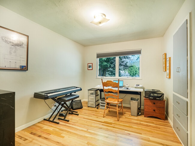 Building Photo - 1936 Crestview Dr