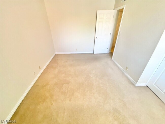 Building Photo - 5081 River Glen Dr