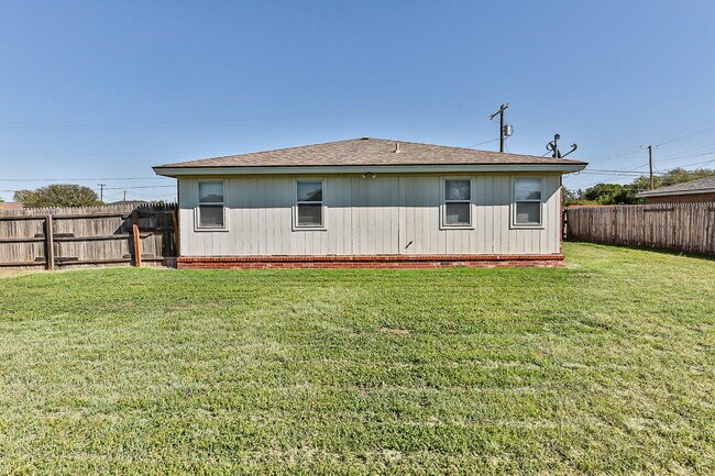 Building Photo - 2 Bedroom House w Large yard