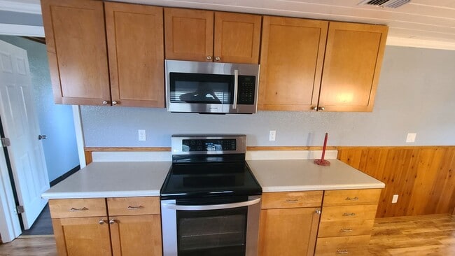 Building Photo - Charming 3 Bedroom 1 Bath Home with Spacious Yard ~ No HOA