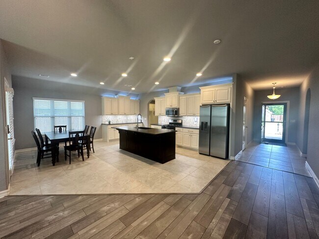 Building Photo - 3 bed, 2 bath -Aspen Pond