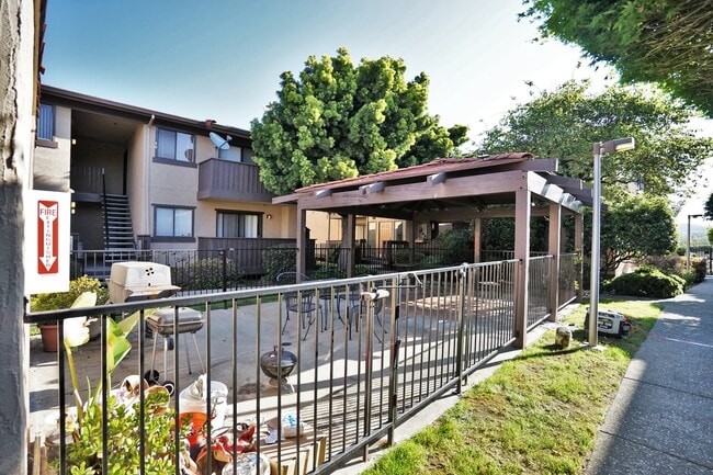 Building Photo - Renovated 2 Bedroom 1 Bath Condo w/ Balcony! -- Available Now !!!