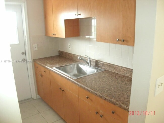 Building Photo - 2127 Van Buren St