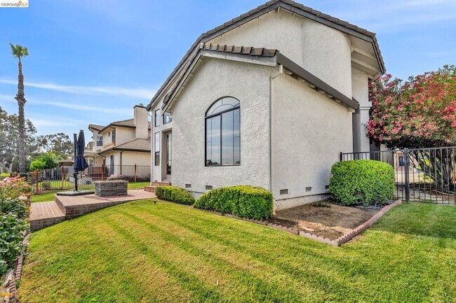 Building Photo - 5640 Edgeview Dr