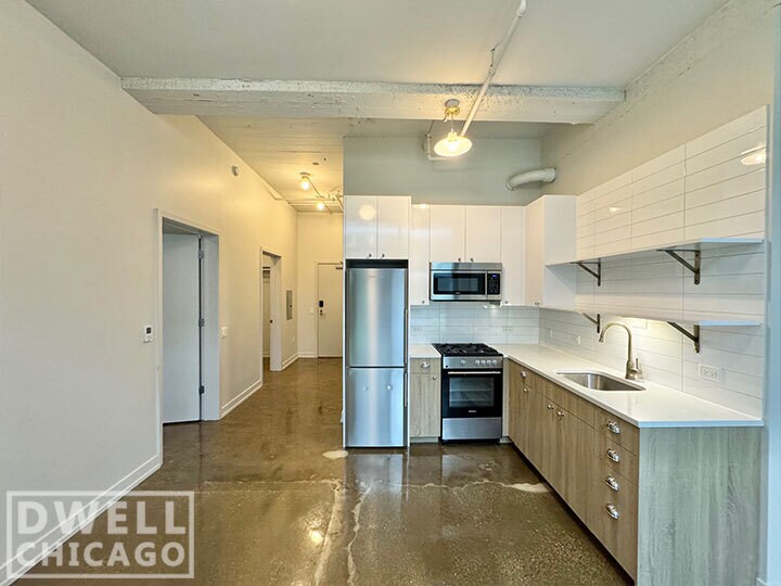 Building Photo - 640 N La Salle Dr