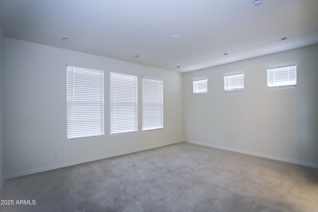 Building Photo - 935 W Finch Dr