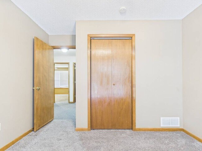 Building Photo - 1213 Fox Run Dr