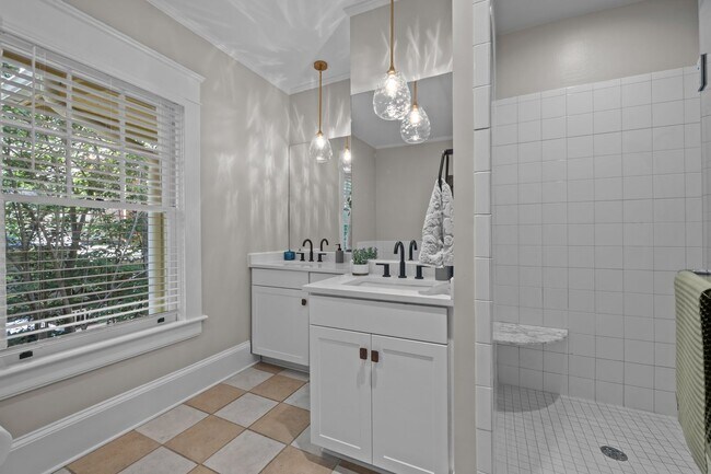 Building Photo - Stunning Historic 4-bedroom home in W Trin...