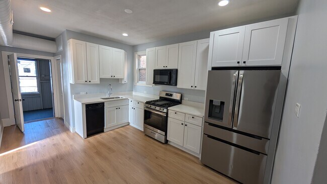 Building Photo - 5028 W Lawrence Ave