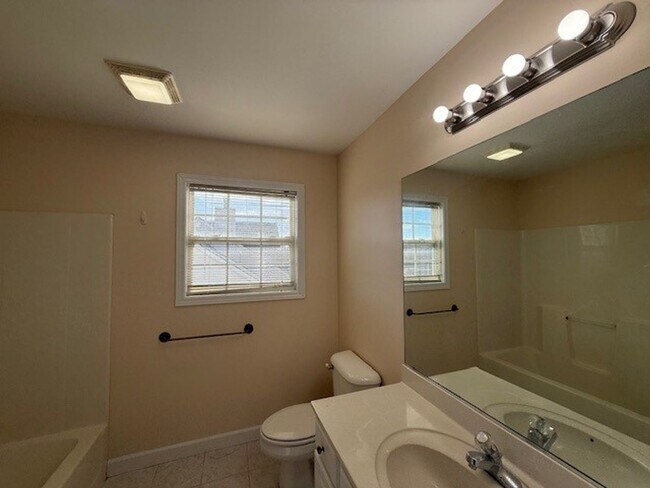 Building Photo - 3 BEDROOM, 3 BATH RANCHER IN NORTHWEST KNOX