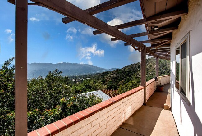 Building Photo - Home in La Crescenta Mountains
