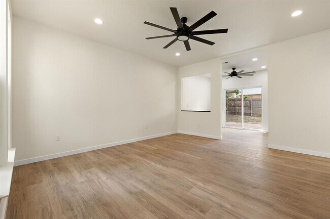 Building Photo - 2118 Zephyr Ln