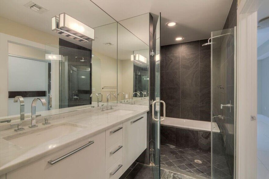 Building Photo - 900 Biscayne Blvd