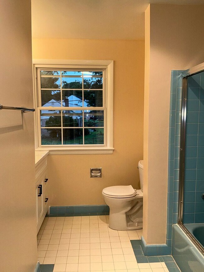 Building Photo - Very well maintained 4BR 2.5BA 5 level spl...