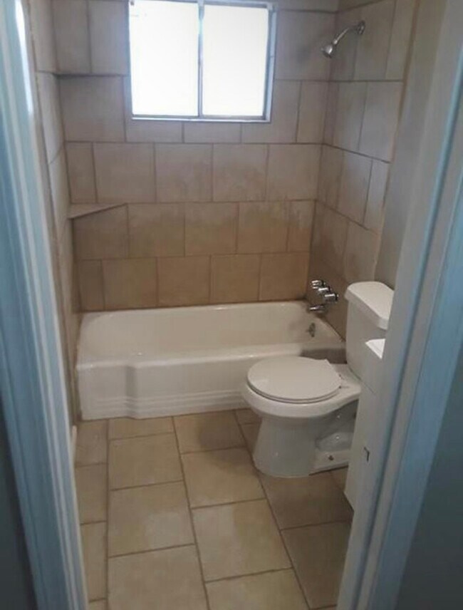 Building Photo - 4368 Gardenview Dr