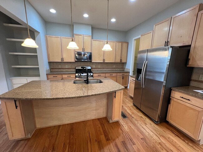 Building Photo - Stunning 2 bed 2.5 Condo!