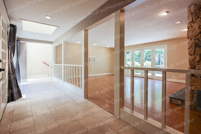 Building Photo - 7840 SW West Slope Dr