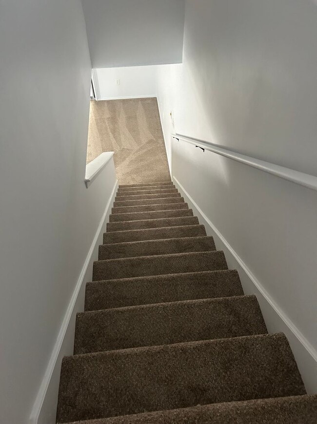 Building Photo - 2 Bedroom/ 1.5 Bath Townhome w/ Washer & Dryer Connection