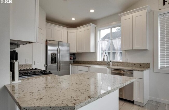 Building Photo - Luxurious 3 Bedroom with Spacious Rooms an...