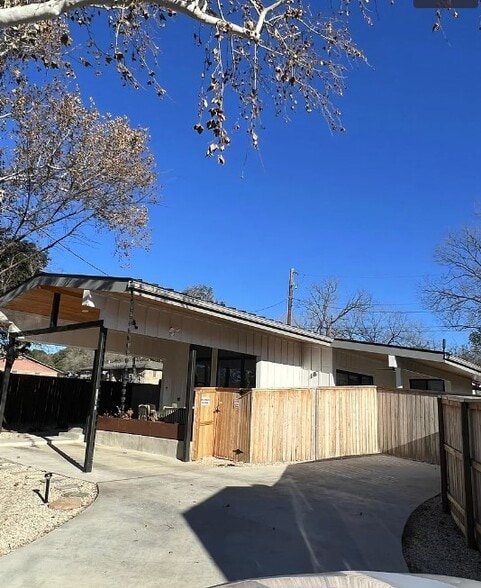 Driveway & Parking - 3003 Birdwood Cir