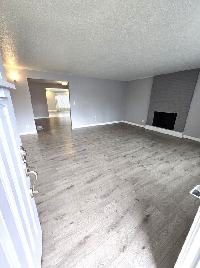 Building Photo - HUGE Bonus room ! Remodeled !  Hardwood Flooring Throughout & New Carpet in Bedrooms, Tile, Grani...