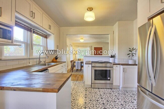 Building Photo - 3 Bed, 2 Bath Home Near McMenamins Kennedy School in NE Portland