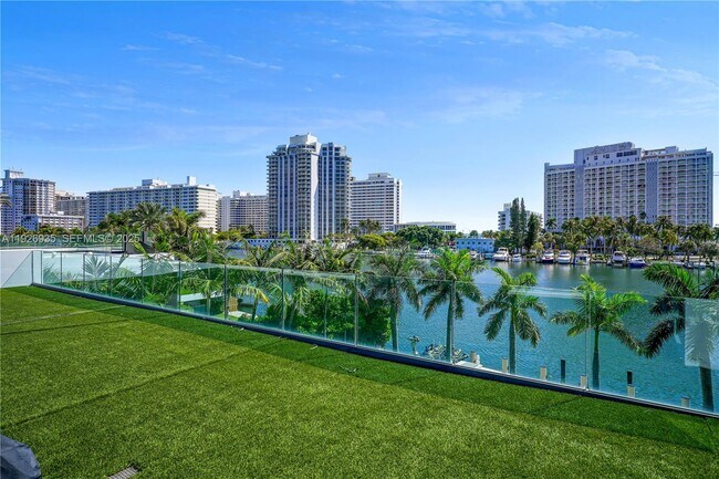 Building Photo - 5501 Pine Tree Dr