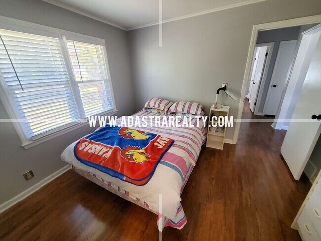 Building Photo - Spacious Overland Park Ranch Home w/Finish...