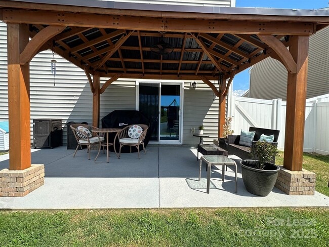 Building Photo - 2411 Sugar Ct SW