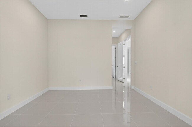 Building Photo - 15120 Wildwood Cir