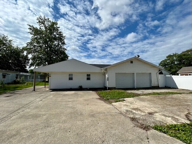 Building Photo - 1408 Holland St