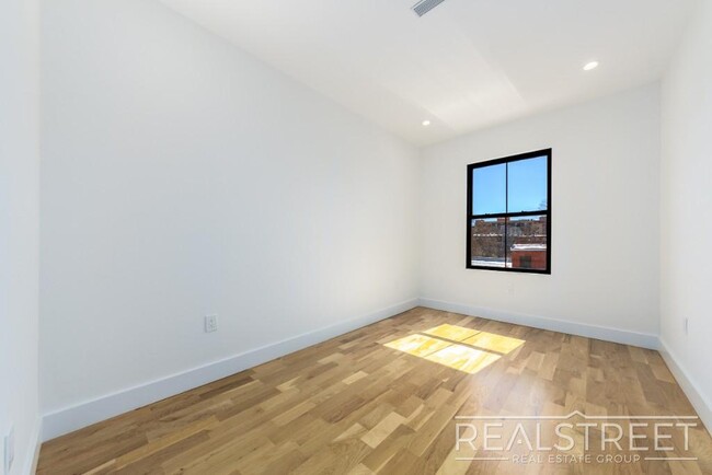 Building Photo - Stunning 3 bed 2 Bath Brownstone Floor Thr...