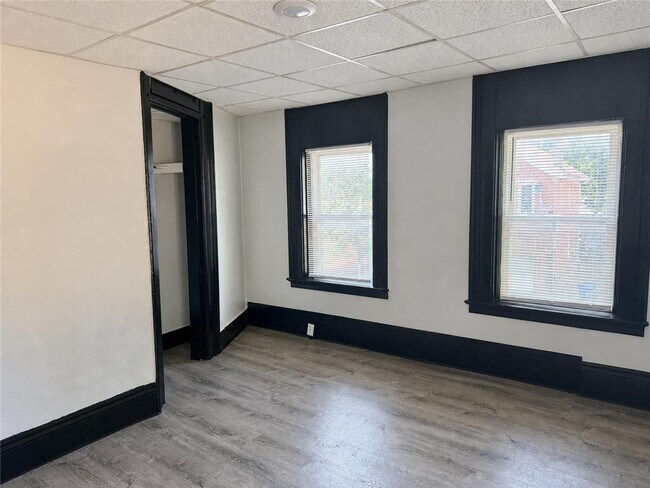 Building Photo - 111-115-115 Lyell Ave