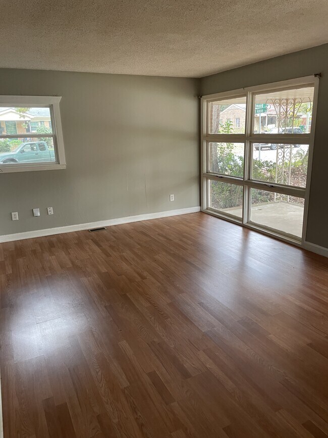 Building Photo - 300 St Anne Pl