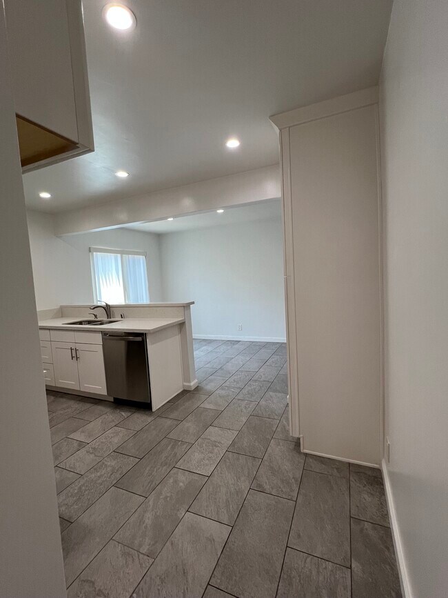 Looking from kitchen into dining room - 319 Mariposa Ave
