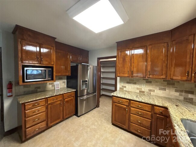 Building Photo - 217 Raintree Dr