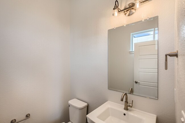 Building Photo - Stylish 3 bed/4 bath Town Home