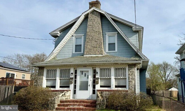 Building Photo - 404 W Broad St