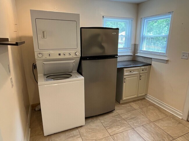Building Photo - Convenient 2 Bedroom Duplex in SouthEnd