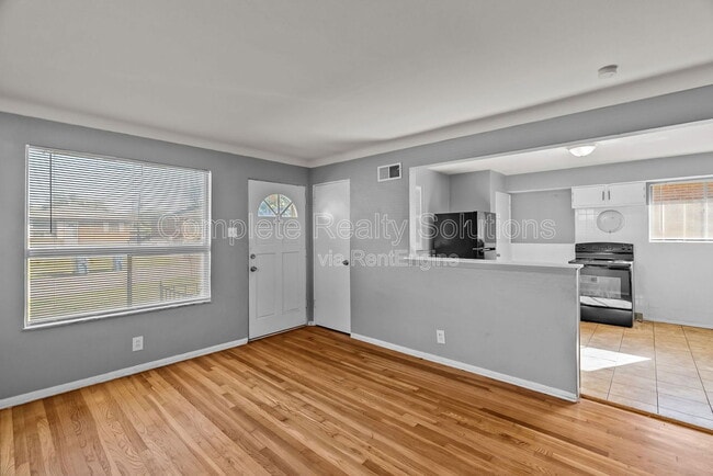 Building Photo - 1216 Lakeview Ave