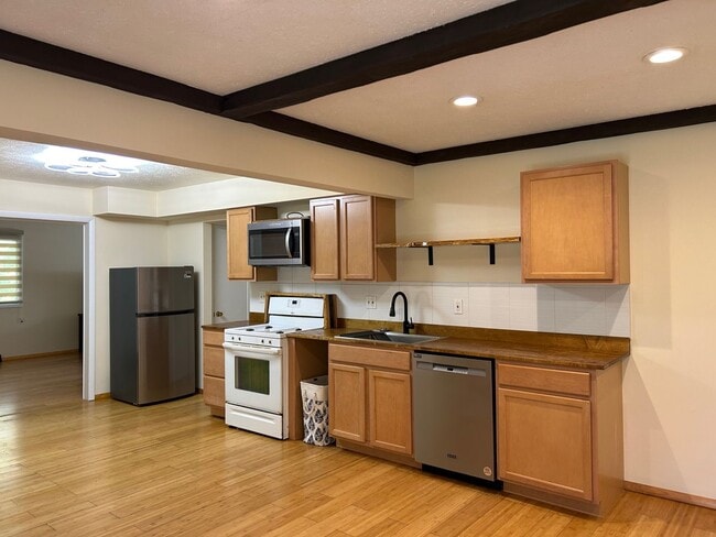 Building Photo - 3 Bedrooms One Floor Ranch House with 2 car attached garage in Lyndhurst
