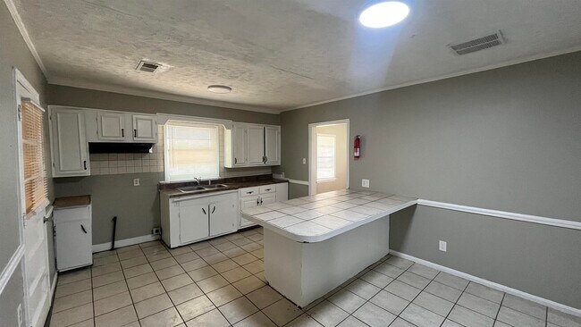 Building Photo - 4011 Victor Dr